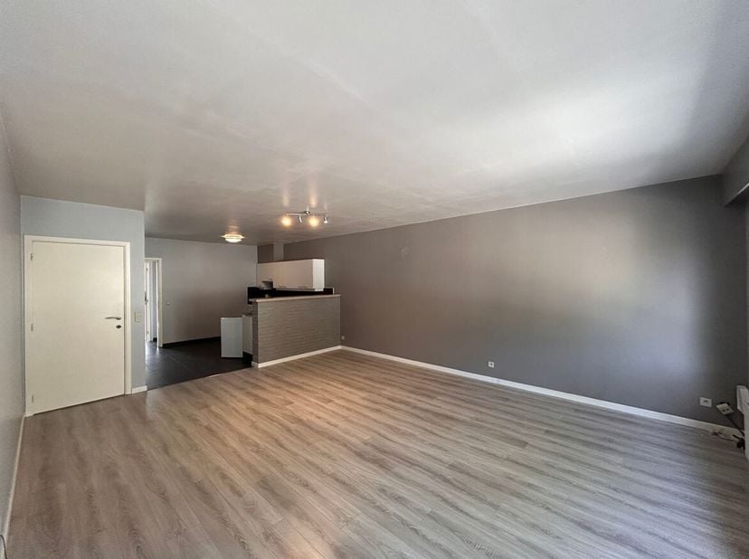 Lichtrijk appartement met 2 slaapkamers en garagebox<br />
Ligging: <br />
Centraal gelegen binnen de ring van Turnhout, vlak bij winkels, horeca en o