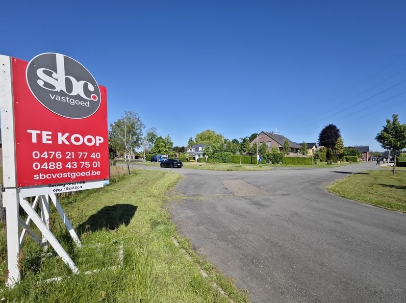 Prachtig perceel bouwgrond geschikt voor halfopen bebouwing, uitstekend gelegen te Kuringen-Heide in een doodlopende straat, in het groen, met een Zui