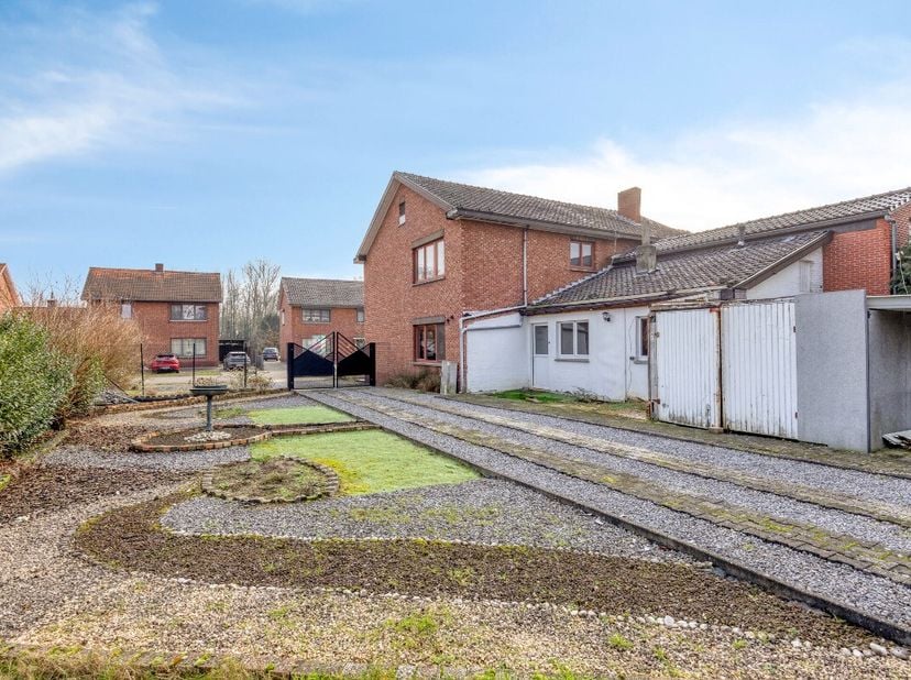 [[ DIT PAND NEEMT DEEL AAN DE ERA OPEN HUIZEN DAG OP 13/6 VAN 13:00 TOT 14:00 ]] Te koop: halfopen huis in de Steenovenstraat, Beringen, gelegen in ee