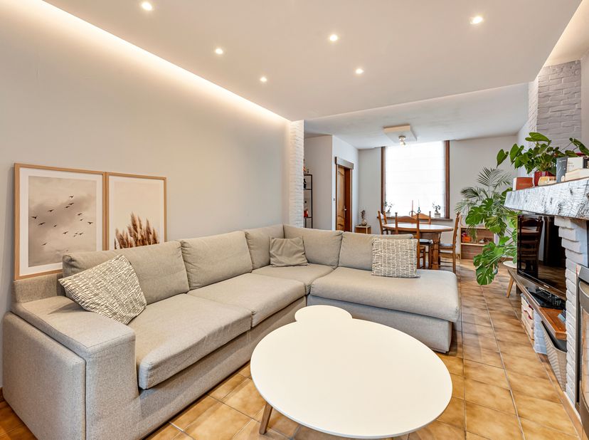 Instapklare woning met garage te koop in Gullegem!!<br />
Op een rustige ligging vinden we deze woning terug. De woning beschikt over een uitweg en ee
