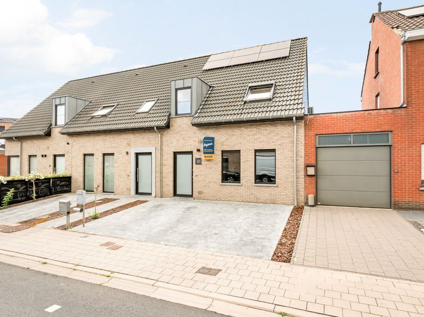 Schrijf je in voor het bezoekmoment op zaterdag 20/06 via onze website:<br />
https://benjaminverkoopt.be/panden/instapklare_woning_met_3_slaapkamers-