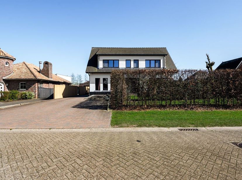 Openhuizendag op zaterdag 13 juni 2026 van 14u00 - 15u00<br />
Ruime instapklare woning op 9a 69ca<br />
Deze woning werd volledig gerenoveerd in 2015