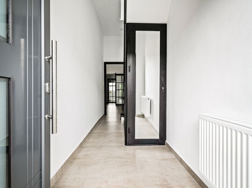 Recent gerenoveerde gezinswoning met 4 slaapkamers<br />
<br />
Ligging: wijk Deuzeld, invalswegen naar Merksem en Schoten centrum, winkels nabij, r