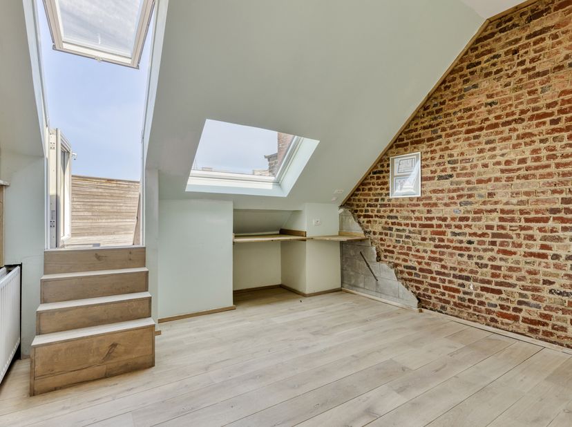 De woning geniet van een vlotte bereikbaarheid en ligt op korte afstand van Ninove, waardoor ze een interessante keuze is voor wie op zoek is naar een