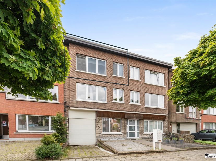 IN OPTIE!! Op te frissen appartement met twee slaapkamers<br />
<br />
Op de tweede verdieping bevindt zich dit appartement met veel potentieel, ide