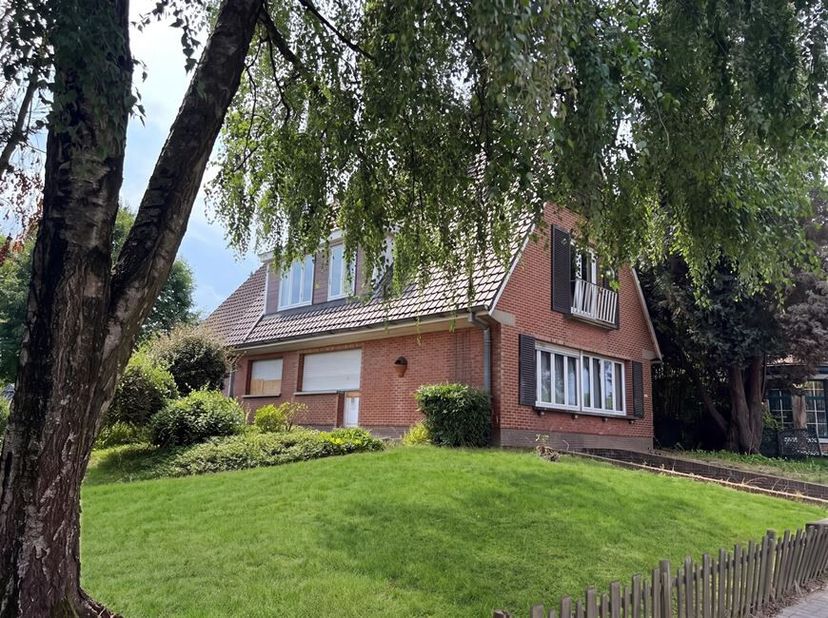 Charmante gezinswoning met drie slaapkamers en twee badkamers op een groot perceel 9are37ca<br />
De woning beschikt bovendien over twee garages .<br