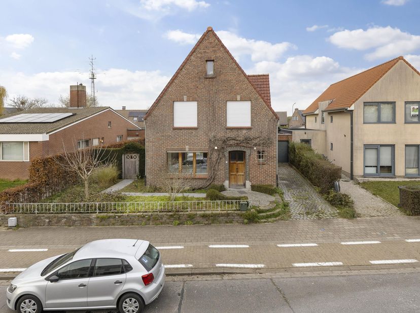 Deze rustig gelegen woning midden een hapbare tuin biedt alle wooncomfort voor alleenstaanden, samenwonenden, een gezin. Vakkundig gerenoveerd naar hu