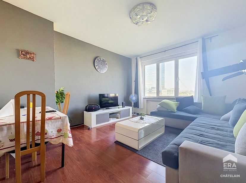 ERA CHÂTELAIN biedt u dit mooie appartement aan, ideaal gelegen in Sint-Gillis, op wandelafstand van het Zuidstation. Het appartement heeft een opperv