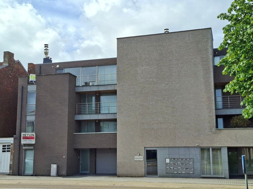 Dit appartement op de 3de verdieping heeft een  bewoonbare oppervlakte van +/- 100m² (volgens EPC) en bestaat uit 2 slaapkamers, ingerichte keuken en