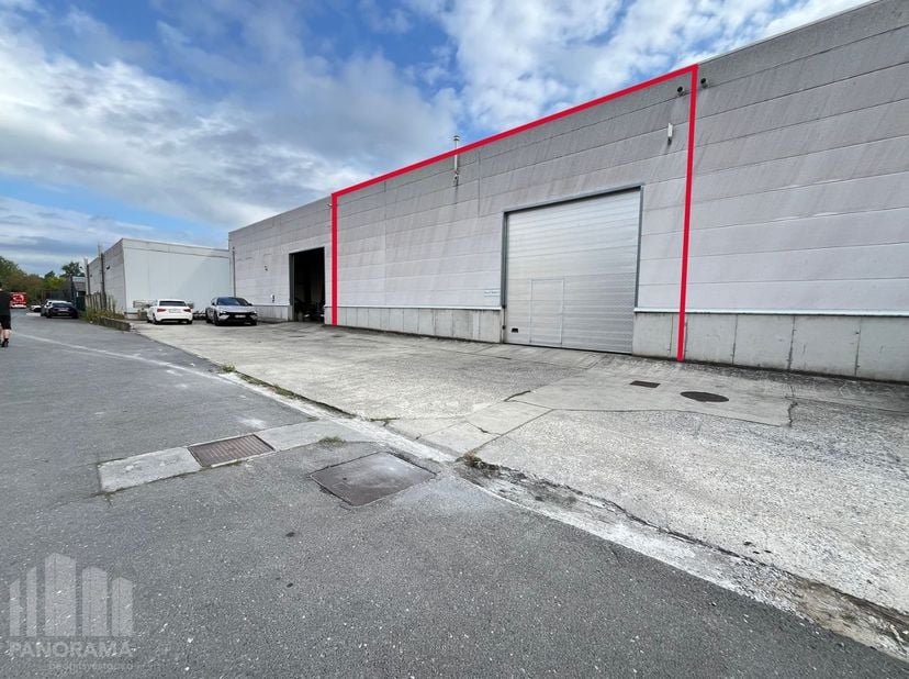 Strategisch gelegen&amp;nbsp;magazijnruimte met vlotte bereikbaarheid. Dit gebouw bevindt zich op een strategische locatie, op slechts 7 km van de&amp;nbsp;E4