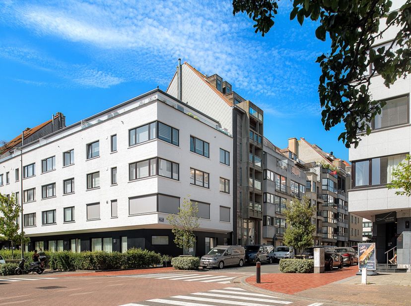 Appartement moderne et meublé situé dans un petit immeuble récent, dans un emplacement central près du centre-ville et de la plage Albert. Composition