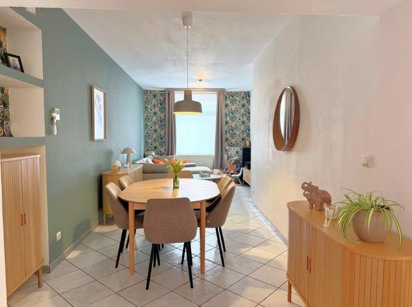 De woning beschikt op het gelijkvloers over een inkomhal, gezellige living, keuken, badkamer, apart toilet, kelder, terras en een aangename stadstuin.