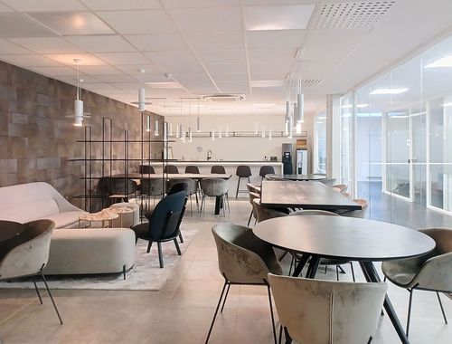                                         Bureaux à louer à Lochristi, € 4.500
