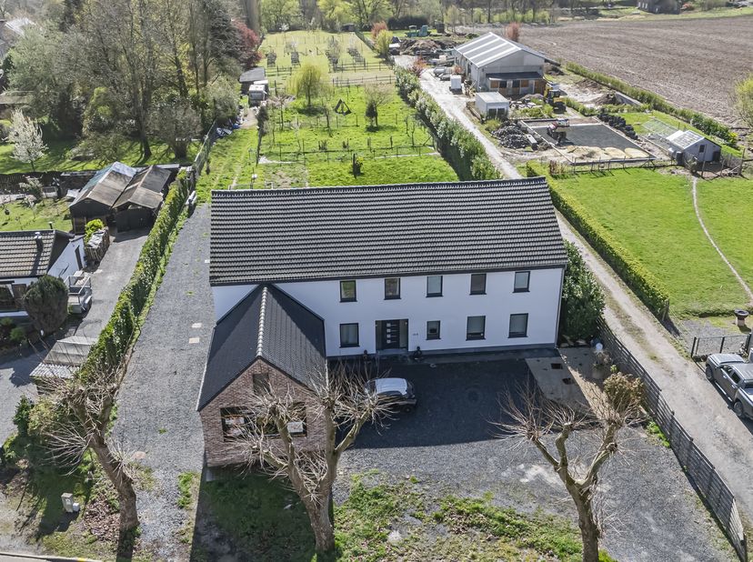 Easy Home a le plaisir de vous proposer cette magnifique villa de 420 m² habitables, construite en 2020 sur un terrain de 67 ares 62.<br />
Située dan