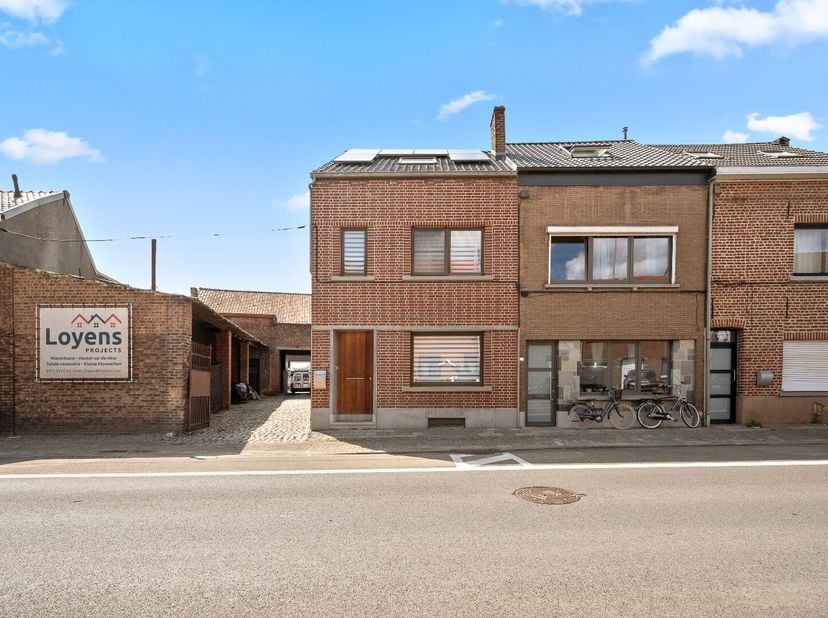 Bent u op zoek naar een instapklare woning met veel ruimte en tal van mogelijkheden? Dan is deze eigendom aan de Diestsesteenweg 222 te Tienen zeker e