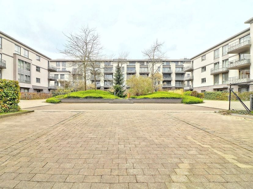 Zeer mooi appartement van 105 m² in perfecte staat, bestaande uit:<br />
- 2 slaapkamers met parketvloer (14-12 m²)<br />
- 1 badkamer met bad en douc