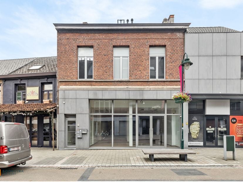 &amp;nbsp;Op een strategische locatie in het hart van Heist-op-den-Berg bevindt zich dit ruime handelsgelijkvloers van 352m². Dankzij de centrale ligging