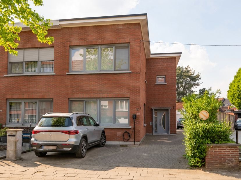 We treffen deze instapklare woning op wandelafstand van het centrum van Wilrijk, waar winkels, horeca, de markt, het gemeentehuis, stetelynck park, he