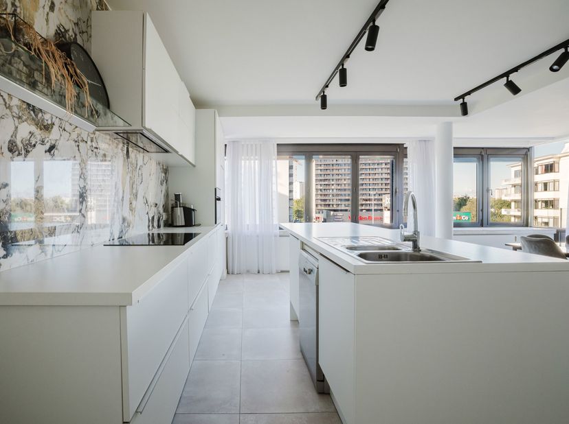 Ligging<br />
Dit appartement bevindt zich op een uitstekende locatie: op wandelafstand van de Blaarmeersen en de Coupure, en op comfortabele fietsafs