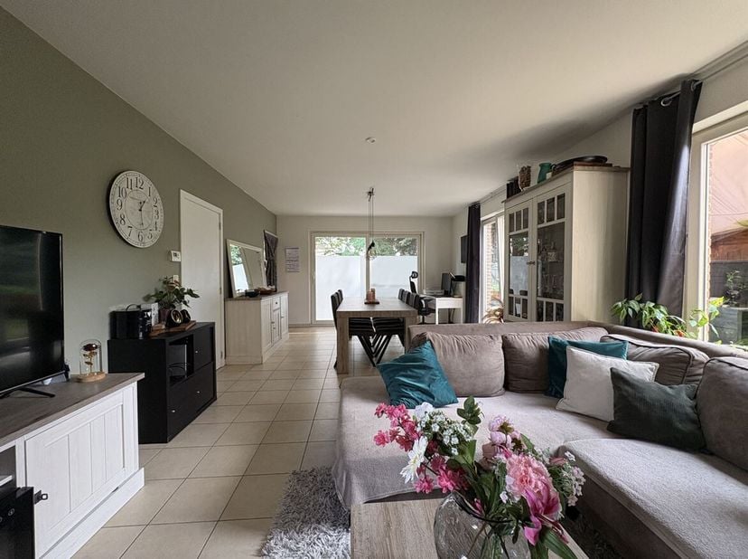 Goed gelegen instapklare woning met 3 slaapkamers en tuin.<br />
Deze instapklare woning dateert van 2008 en verkeert ingoede staat van onderhoud.<br