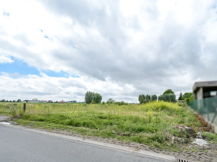 Ontdek de unieke kans om uw droomwoning te realiseren op een schitterend perceel bouwgrond aan de Ruyterhoekstraat 8 in Kortemark. Met maar liefst 163