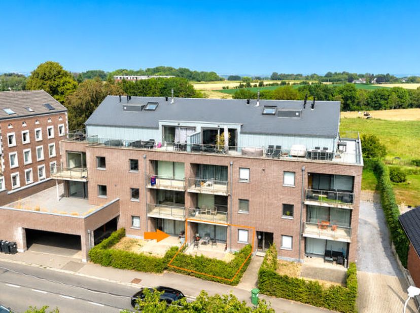 Agréable appartement (+/- 85 m² d'après PEB) 2 chambres, terrasse bien orientée (+/- 15m²), jardin et 1 emplacement de parking intérieur situé au rez-
