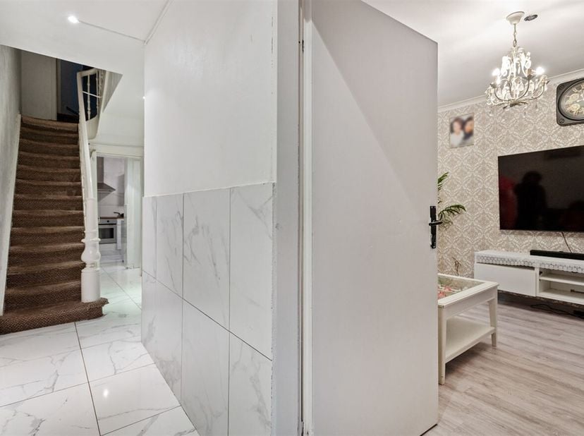 Ligging: Deze ruime woning met mogelijkheden is zeer rustig doch centraal gelegen nabij de Minister Delbekelaan. Verschillende scholen, winkels, horec