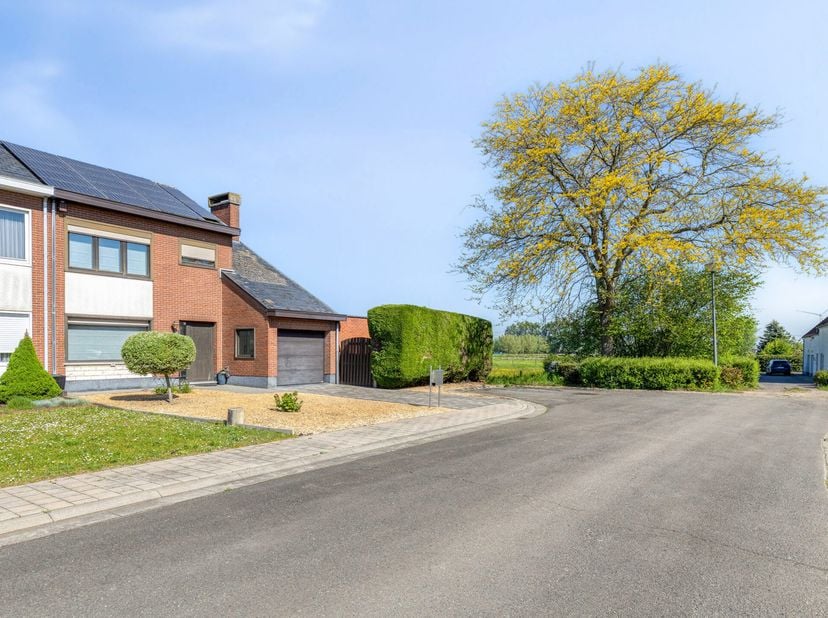 Rustig gelegen HOB in een doodlopende straat met vlotte bereikbaarheid. Deze verzorgde woning biedt een aangename combinatie van comfort, ruimte en fu