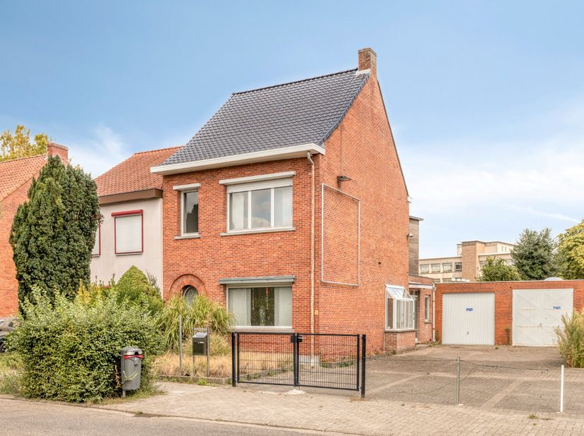 Deze woning is gelegen op wandelafstand van het centrum van Mol met tal van winkels, het ziekenhuis, het station, horecagelegenheden,... Daarnaast bev