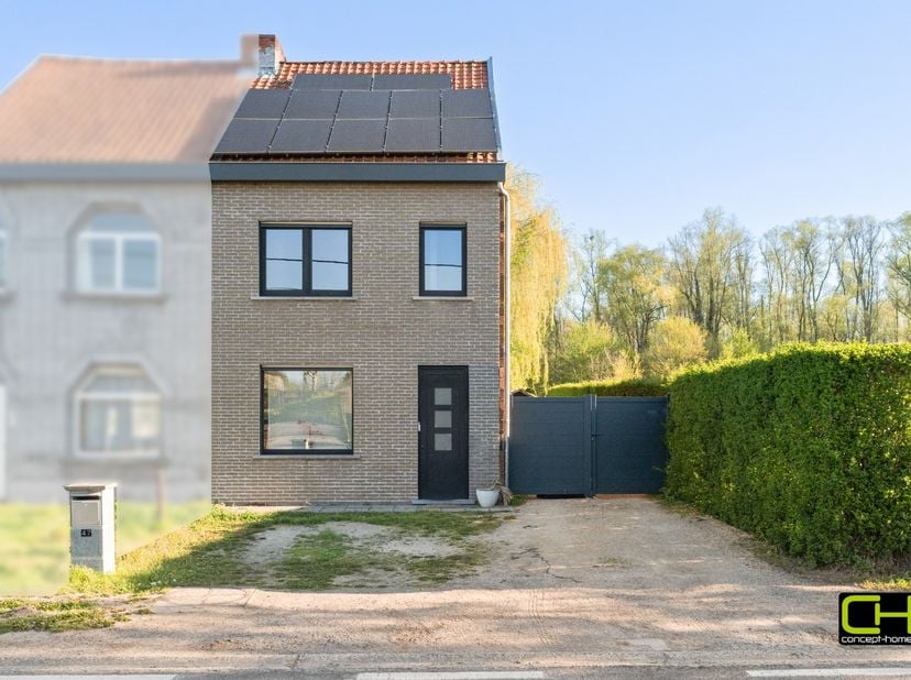 In een rustige en vlot bereikbare omgeving bevindt zich deze halfopen bebouwing op een perceel van 714 m², die tal van mogelijkheden biedt met winkels