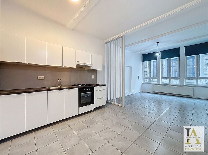 Deze studio van 35 m², ideaal gelegen in het hart van de stad Luik, zal u bekoren door zijn uitzonderlijke ligging, vlakbij winkels, openbaar vervoer,