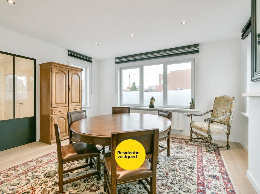 Welkom in deze gerenoveerde open bebouwing, ideaal gelegen in de Molenstraat te Oostkamp. Dankzij de centrale ligging bevindt u zich op wandelafstand