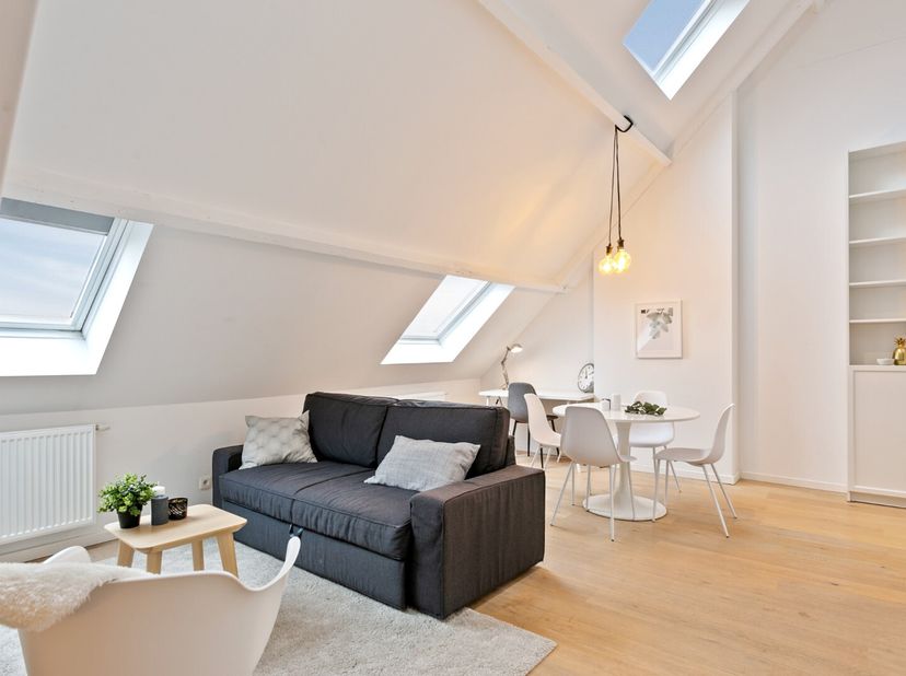 Locatie:<br />
Dit gemeubeld appartement van ca 50 m² is gelegen op het hippe Zuid, een bruisende buurt met tal van restaurants, cafés en winkels in d