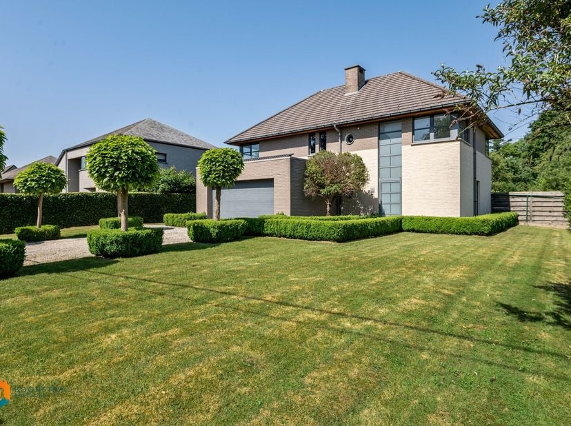 Op een uitstekende locatie in een groene en bijzonder rustige omgeving te Putte bevindt zich deze ruime vrijstaande woning met een bewoonbare oppervla