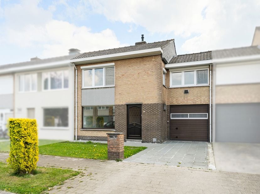 <br />
In een rustige en kindvriendelijke woonomgeving vind je deze lichtrijke woning met 4 slaapkamers, garage en verzorgde tuin.<br />
Dankzij de re