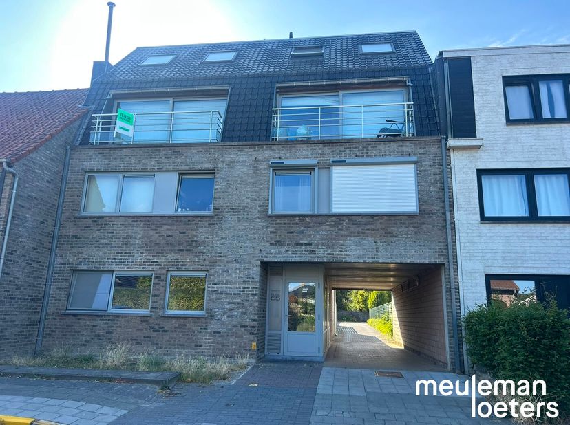 Deze verzorgde garagebox is gelegen op een rustige locatie nabij het centrum van Oostkamp. <br />
<br />
De toegang naar de garage is onder het appart
