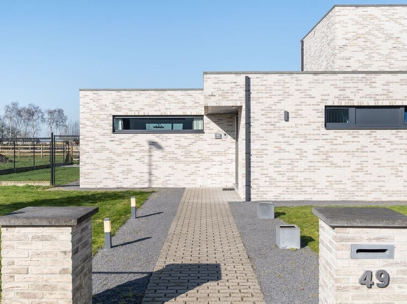 In de rustige en landelijke Bootdijkstraat te Moerzeke (Hamme) bevindt zich deze recente villa, gelegen op een uitzonderlijk ruim perceel. Deze eigend