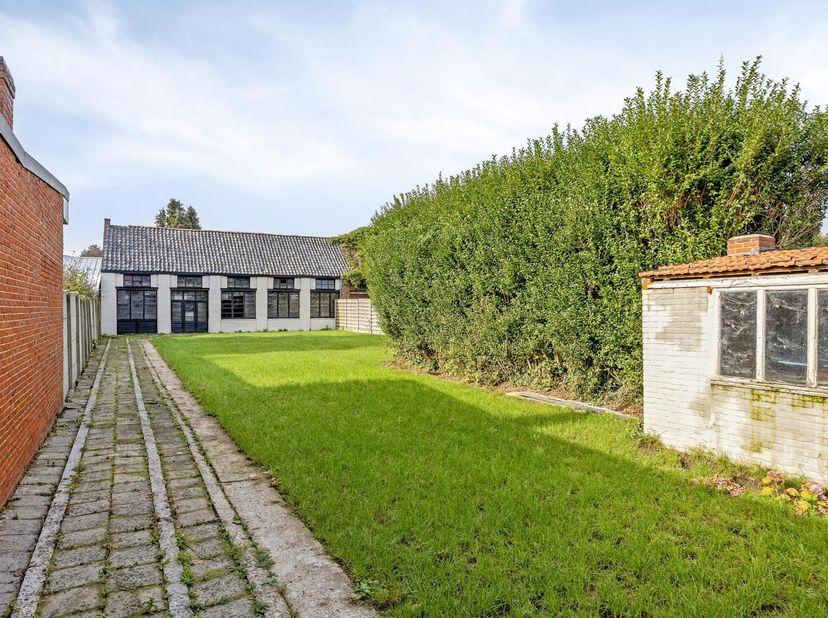 Deze woning werd in 2023 quasi volledig gerenoveerd, met behoud van het karakter van dit prachtige pand.<br />
Dankzij de ligging in de dorpskern van