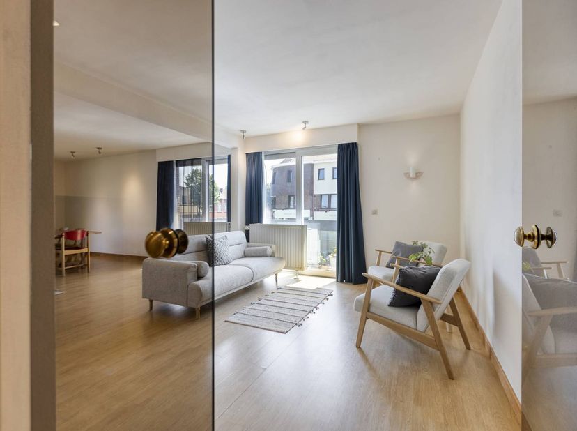 Dit opgeknapt hoekappartement is gelegen in Hasselt en heeft een oppervlakte van maar liefst 125m². Dankzij de grote ramen valt er veel licht binnen e