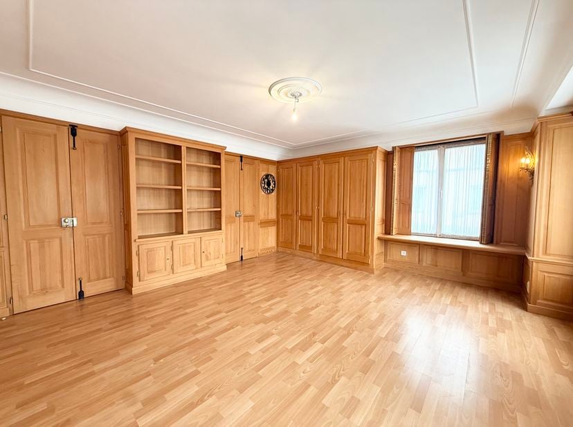 WOLUWE-SAINT-LAMBERT – Dans un quartier recherché à proximité immédiate de toutes les facilités, appartement non meublé (2CH/1SDD) entièrement rénové