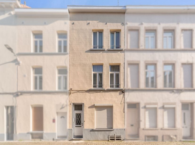 In Schaarbeek bevindt zich deze ruime woning van 154 m² (volgens EPC), verdeeld over 4 niveaus.<br />
Op het gelijkvloers vindt u een verhuurde studio