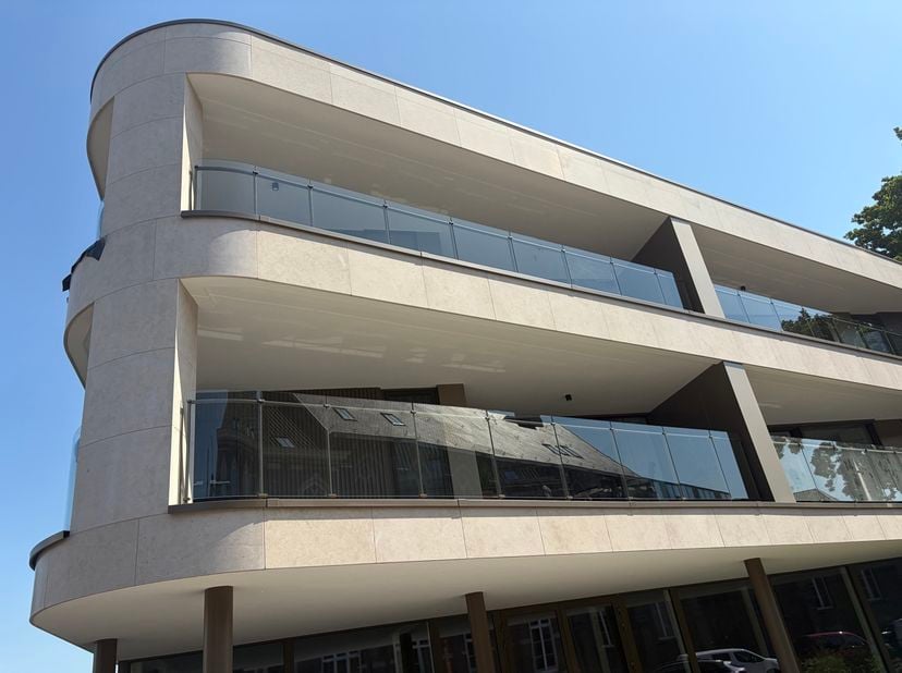 In het prestigieuze nieuwbouwproject Le Principal bevindt zich dit uitzonderlijk afgewerkte appartement van 113 m². Dankzij de hoogwaardige materialen
