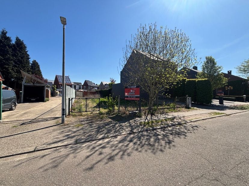 Terrain à vendre
                    à 2400 Mol