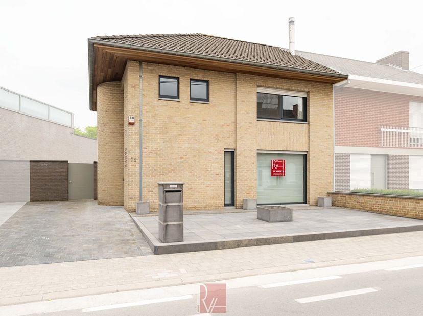 Instapklare gezinswoning met 3 slaapkamers en dubbele garage in Meulebeke!<br />
<br />
Op een centrale ligging in Meulebeke bevindt zich deze instapk