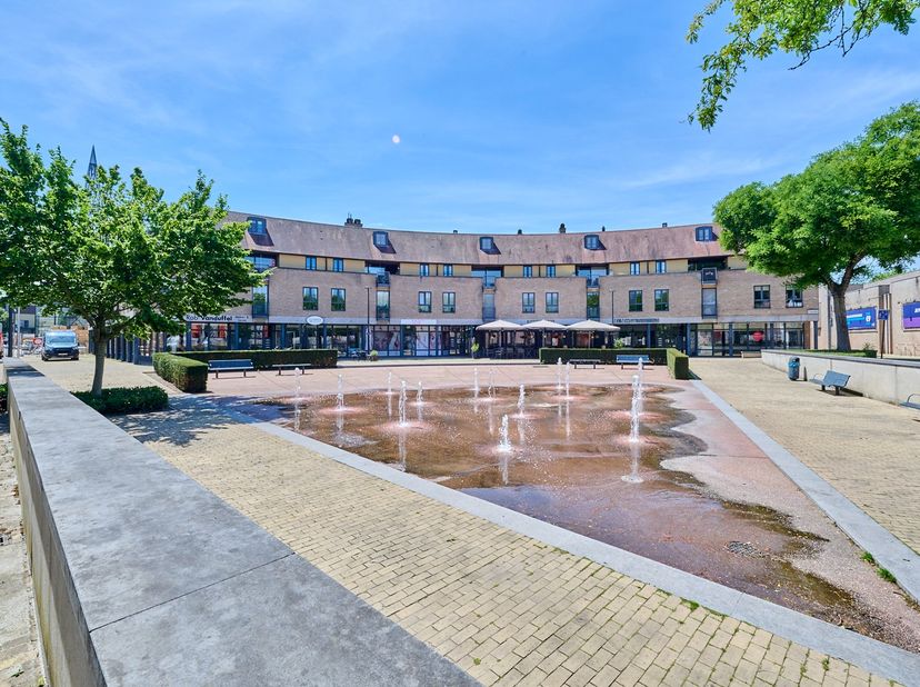 De Vryheyt is niet zomaar een adres in Lommel. Het is het plein waar mensen dagelijks samenkomen, koffie drinken en passeren. Dit handelspand bevindt