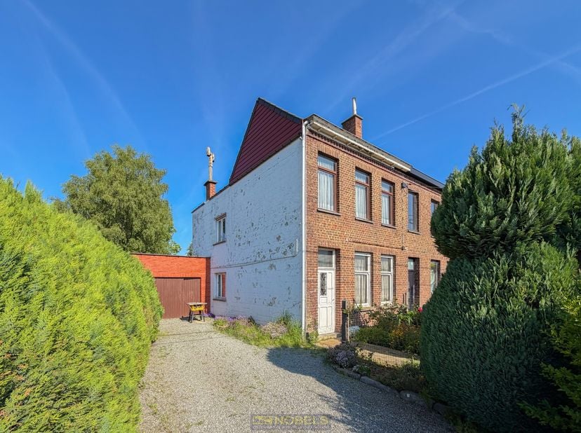 HALFOPEN BEBOUWING met RENOVATIEPOTENTIEEL, gelegen op een UITERST RUIM PERCEEL van ca. 1.365 m² te Ronse. Deze eigendom biedt de IDEALE OPPORTUNITEIT