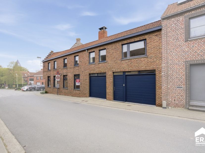 Te koop: woning met handelsruimte in Westouter Deze eigendom in de Bellestraat 6 combineert een woning met drie slaapkamers en een handelsruimte op ee