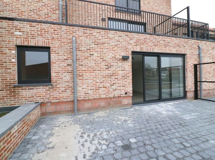 Gelijkvloers appartement in een recent gebouw in landelijke stijl langs de Vesten te Zichem. Dit appartement heeft een eigentijds interieur en een vlo