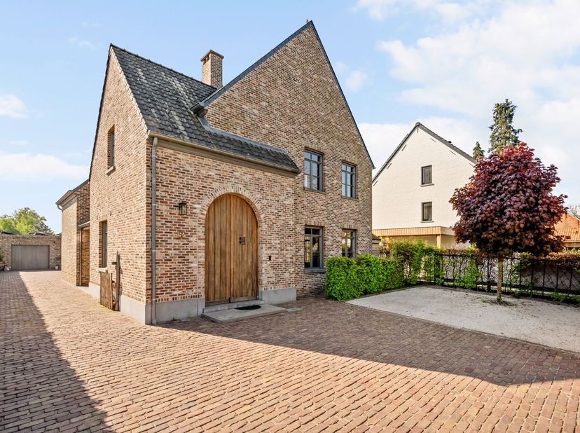 Deze prachtige open bebouwing uit 2008 verkeert in uitstekende staat van onderhoud en is volledig instapklaar. De woning is energiezuinig en combineer