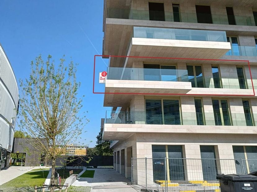 Vous recherchez un appartement joliment fini dans un emplacement idéal ? Alors ce topper est définitivement fait pour vous ! Il dispose de 2 chambres,